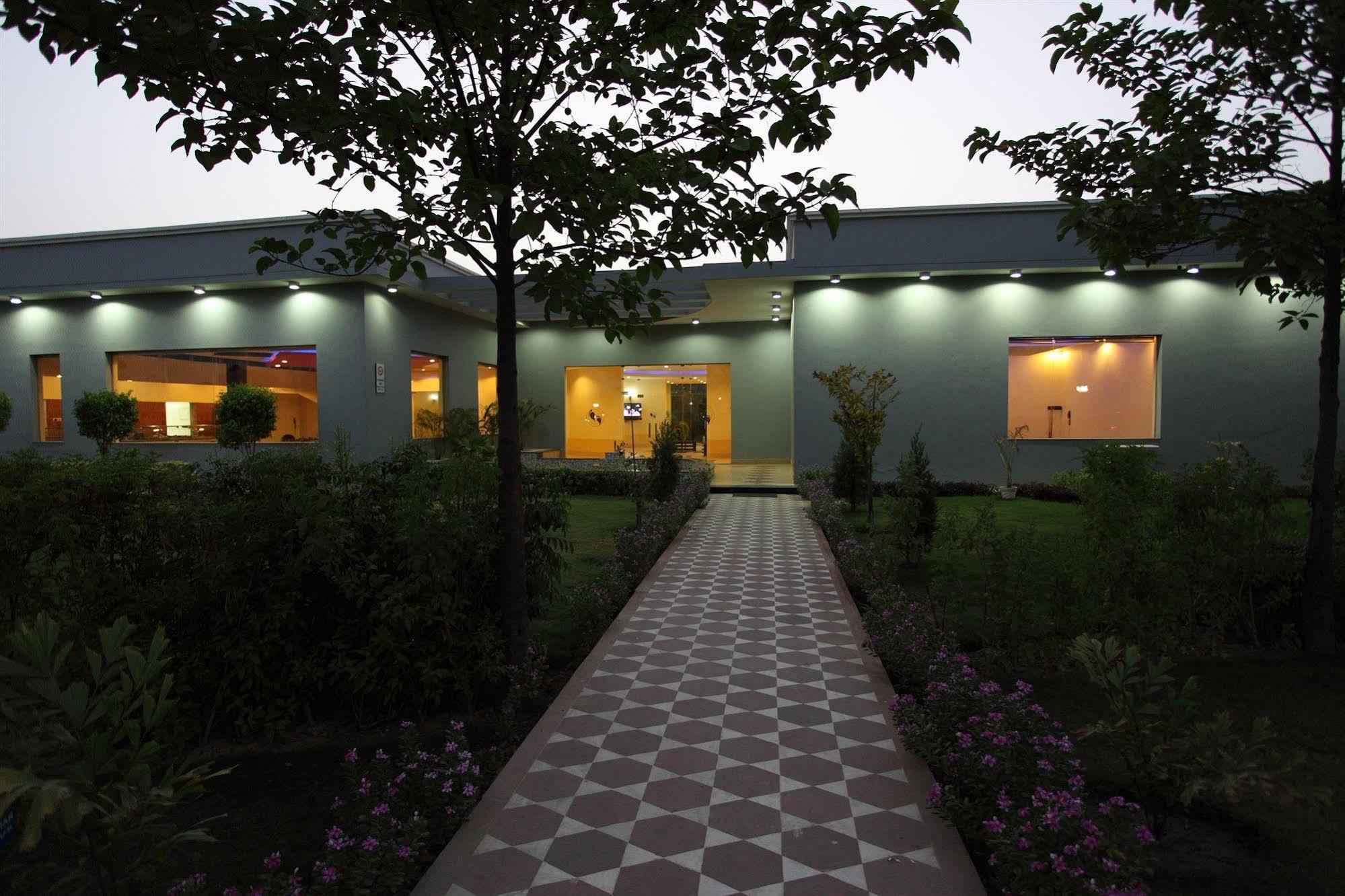 Shri Radha Brij Vasundhara Resort & Spa Govardhan Bagian luar foto