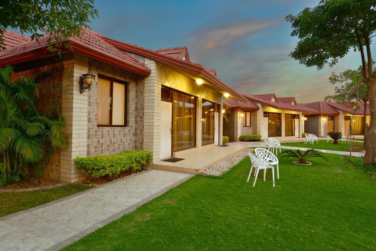 Shri Radha Brij Vasundhara Resort & Spa Govardhan Bagian luar foto